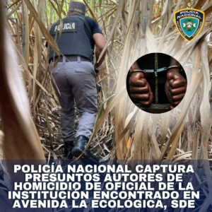 
Agentes policiales, adscritos a la Dirección Central de Investigación (DICRIM), lograron capturar en menos de 48 horas a dos hombres señalados como los presuntos homicidas de un primer teniente de la institución del orden, cuyo cadáver fue encontrado en la avenida La Ecológica, del sector Ciudad Juan Bosch, en el municipio Santo Domingo Este.

Se trata de los nacionales haitianos Adrixon Dpestre Sene (a) Anderson, de 43 años, residente en el sector de Piedra Blanca, en los Bajos de Haina, provincia San Cristóbal, y Tomy Tulisse Desarmes, de 42, residente en Boca Chica.

Ambos hombres fueron apresados mediante la orden judicial de arresto No. 973-2023-EMES-06223, por la muerte del primer teniente José Joaquín Encarnación Montero, de 42, como consecuencia de herida de bala en la cabeza. El cadáver fue encontrado atado de pies y manos en un solar baldío de la referida zona.

De acuerdo con el informe preliminar, a primeras horas de la mañana del martes 29 de agosto, un oficial subalterno policial de servicio en el Destacamento Ciudad Juan Bosch, recibió la alerta por parte de un transeúnte de que frente a un acueducto había una persona tirada, por lo que rápidamente se dirigió al lugar a verificar y efectivamente se trataba de su similar en el rango, Encarnación Montero.

Luego de dar parte a sus superiores y solicitar refuerzos, se le comunicó la noticia a la concubina del malogrado oficial, quien declaró que su pareja había salido con destino hacia la avenida Ecológica el lunes 28 de agosto, pero que no supo más de él hasta el momento que le comunicaron sobre el hallazgo de su cuerpo en las condiciones antes descritas.

En el proceso investigativo se ha podido establecer que los detenidos tenían vínculos de negocios, aun en proceso de verificación, con el hoy occiso. A los detenidos le fueron ocupados dos celulares. 

En la actualidad, los investigadores, en coordinación con el Ministerio Público, profundizan las pesquisas para establecer el móvil del crimen.

Los investigadores levantaron en el lugar del hecho un casquillo calibre 9mm, la pistola marca Taurus, calibre 9mm, No. TYC65996, con una cápsula percatada en la recámara, con su cargador, así como su celular. 

Oportunamente se ofrecerán mayores detalles del caso, conforme avance el proceso de investigación.