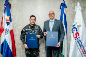 Fomentarán la coordinación entre expertos en ciberseguridad y agentes de la ley, lo que permitirá una respuesta más rápida y efectiva ante incidentes Como parte de los esfuerzos que realiza el Gobierno para fortalecer los organismos institucionales en materia de ciberseguridad, el Centro Nacional de Ciberseguridad (CNCS), y la Policía Nacional (P.N) firmaron este martes un acuerdo interinstitucional, a través del cual ambas entidades podrán abordar de manera más efectiva los desafíos y amenazas cibernéticas que enfrenta la sociedad actual. El acuerdo fue rubricado por los directores Juan Gabriel Gautreaux, del CNCS; y el mayor general Eduardo Alberto Then, de la P.N. ‘‘La firma de este acuerdo de cooperación interinstitucional es de suma importancia en el mundo digital actual, ya que, fortalece la capacidad de ambos organismos para abordar de manera efectiva los desafíos y amenazas cibernéticas que enfrenta la sociedad’’, expresó Gautreaux. El titular del CNCS agregó que la ciberseguridad es un componente crítico en la protección de infraestructuras clave, datos sensibles y la privacidad de los ciudadanos, y que, por tal razón, esta colaboración aportará a construir un entorno digital más seguro, confiable y resiliente, preservando la estabilidad y el funcionamiento de la sociedad en un mundo cada vez más conectado. Este acuerdo de colaboración interinstitucional dará paso a intercambiar información, recursos y conocimientos técnicos para prevenir y mitigar ataques cibernéticos, investigar delitos digitales y mantener la integridad de las redes y sistemas. “También, a fomentar la coordinación entre expertos en ciberseguridad y agentes de la ley, permitiendo una respuesta más rápida y efectiva ante incidentes. Al tiempo que envía un mensaje claro sobre el compromiso del gobierno en la protección cibernética, lo que genera confianza en los ciudadanos y en las empresas que operan en línea”, puntualizó Gautreaux. Mientras que el mayor general Alberto Then valoró como positiva la referida colaboración y aseguró que este acuerdo es necesario para a través del mismo implementar acciones y recibir capacitaciones, que les permitan a los uniformados estar a la vanguardia para seguir combatiendo los ciberdelitos. Estos acuerdos impactan el objetivo de Alianzas Públicas y Privadas, Nacionales e Internacionales de la Estrategia Nacional de Ciberseguridad que esta enmarcada en las iniciativas priorizadas de la Agenda Digital 2030 y la Estrategia Nacional de Transformación Digital. En la firma del acuerdo se dieron cita, por el Ministerio de la Presidencia, el director de Coordinación de Estrategias de Ciberseguridad, Omar de los Santos; la coordinadora de Formación y Concientización en Ciberseguridad, Bianca Pouerie. Mientras que por la Policía Nacional, estuvieron presentes los directores de Análisis y Documentación Delictiva, coronel José del C. Encarnación Dicent; de Planificación y Desarrollo, el coronel Inocencio Segura Alcántara, de Tecnología de la Información y Comunicación, el coronel Julio González; de Control Interno, Cesar Ares Germán; y los encargados de departamentos, de Desarrollo e Implementación de Sistemas, el mayor Alejandro Aracena Gómez; y de Servicios TIC y Project Manager, el capitán Nelson Rosario Estévez.