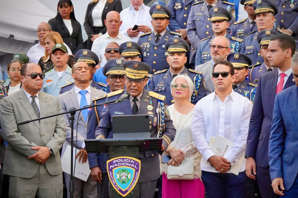 Director general de la Policía Nacional sostiene encuentro de 213 oficiales  integrantes de las promociones de 20 años – Policía Nacional Dominicana