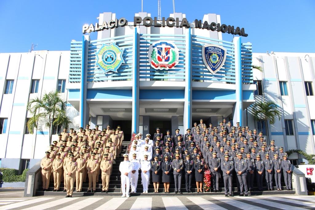 Director general de la Policía Nacional sostiene encuentro de 213 oficiales  integrantes de las promociones de 20 años – Policía Nacional Dominicana