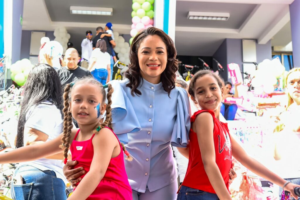 Cientos de niños y niñas, hijos de agentes policiales participan de ...