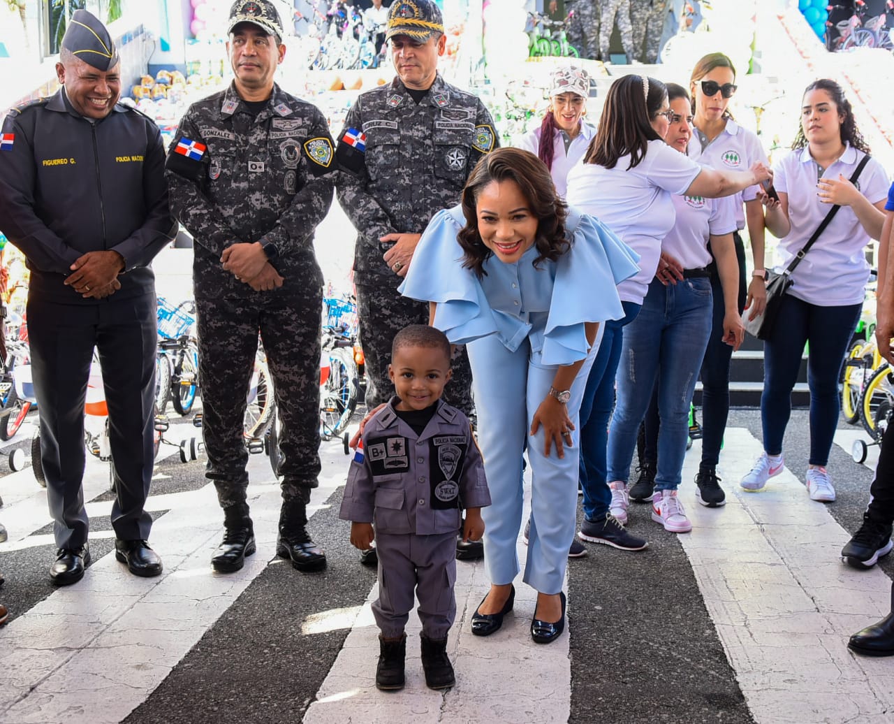 Cientos de niños y niñas, hijos de agentes policiales participan de ...